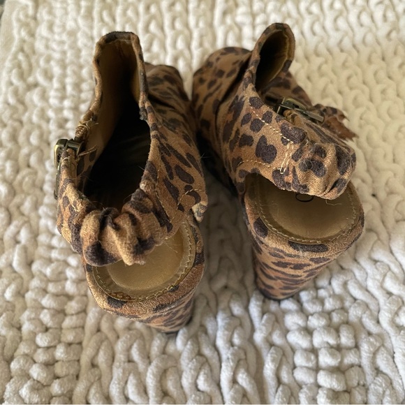 3/$35 ✨ CATO Leopard print wedges - Picture 6 of 9